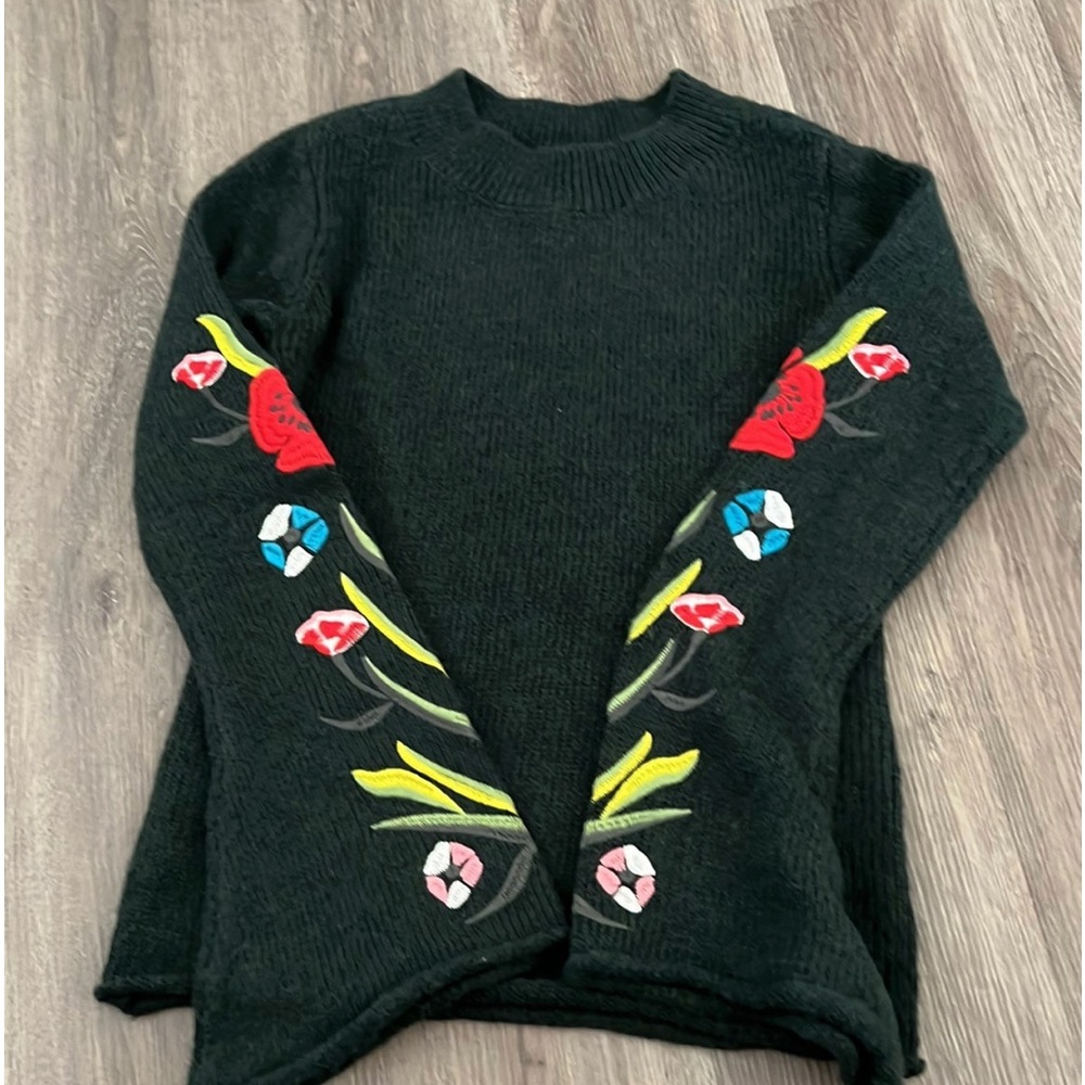 Romeo + Juliet Couture Floral Sleeve Sweater